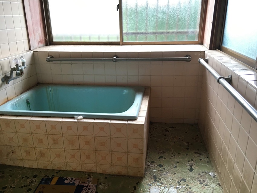 古いタイル浴室