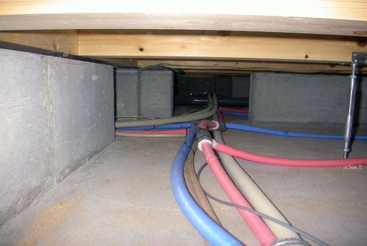 床下の給排水管の様子